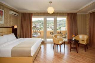 Отель KMM Hotel Тбилиси Номер «Панорама» с кроватью размера «king-size» К услугам гостей терраса или балкон.-9